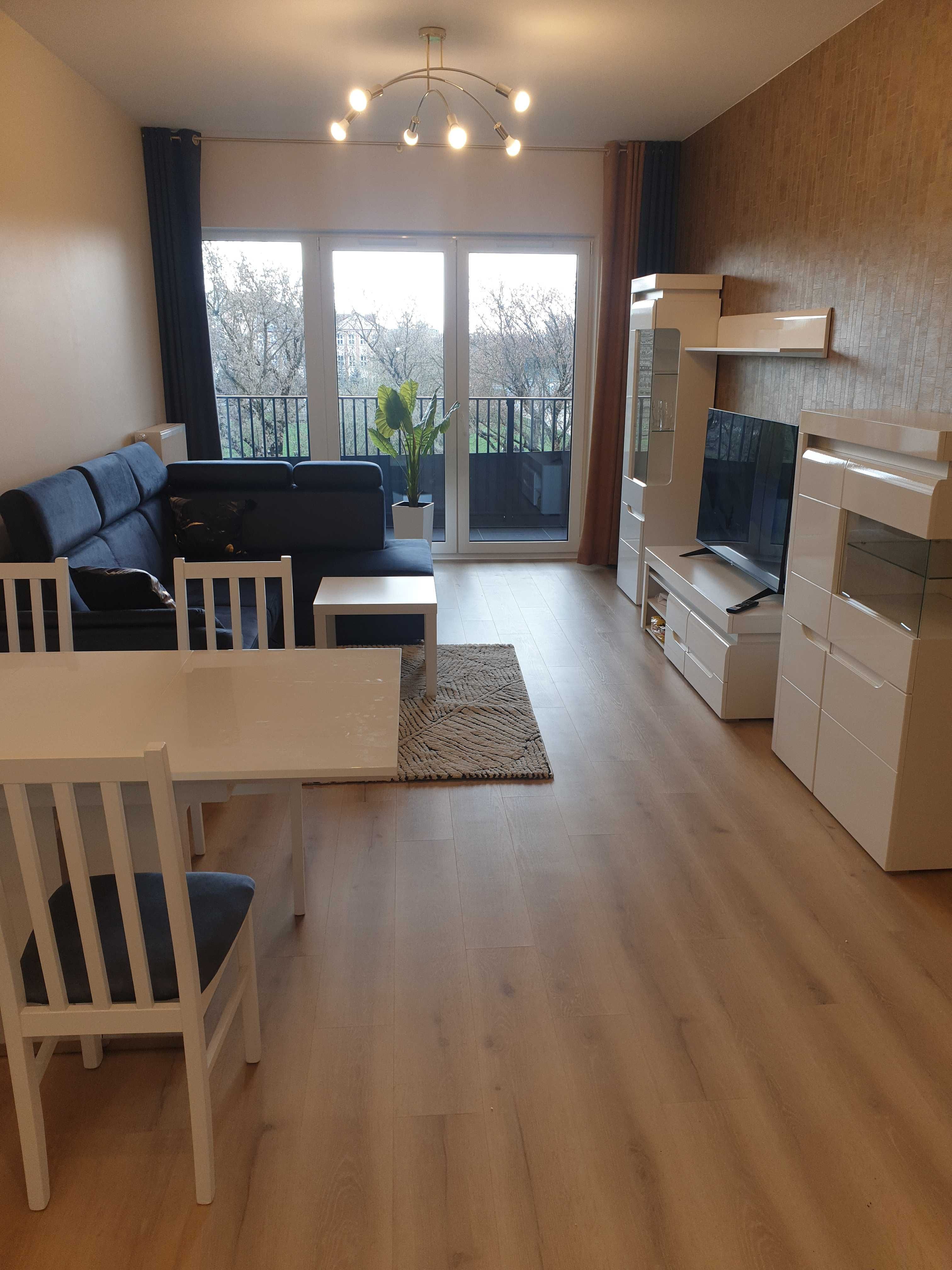W apartamentowcu 50 m, centrum