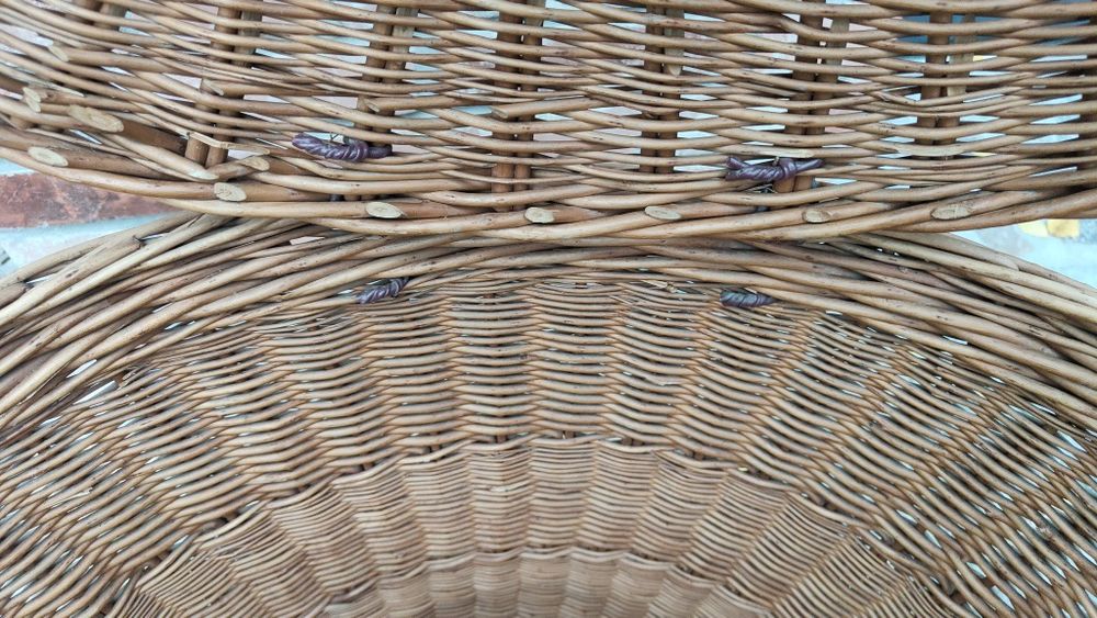 Duży wiklinowy kosz z pokrywą