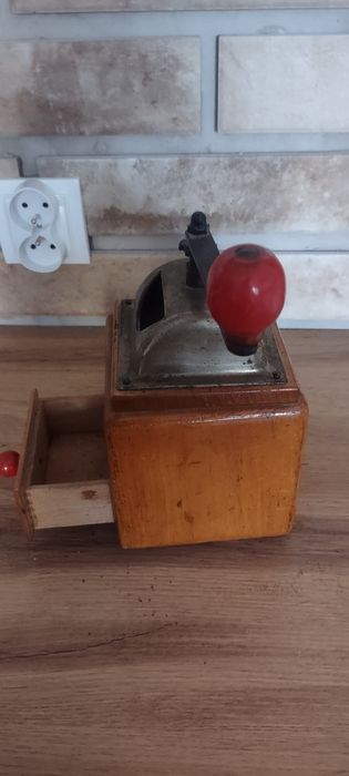 Ręczny młynek do kawy sygnowany