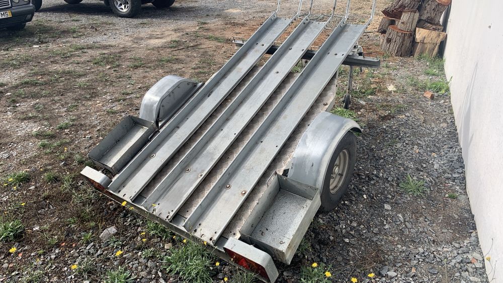 Reboque articulafo para 3 motas