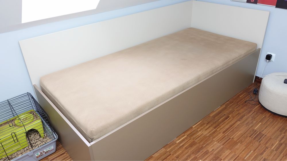 Biurko i łóżko kolor beżowy i malaga