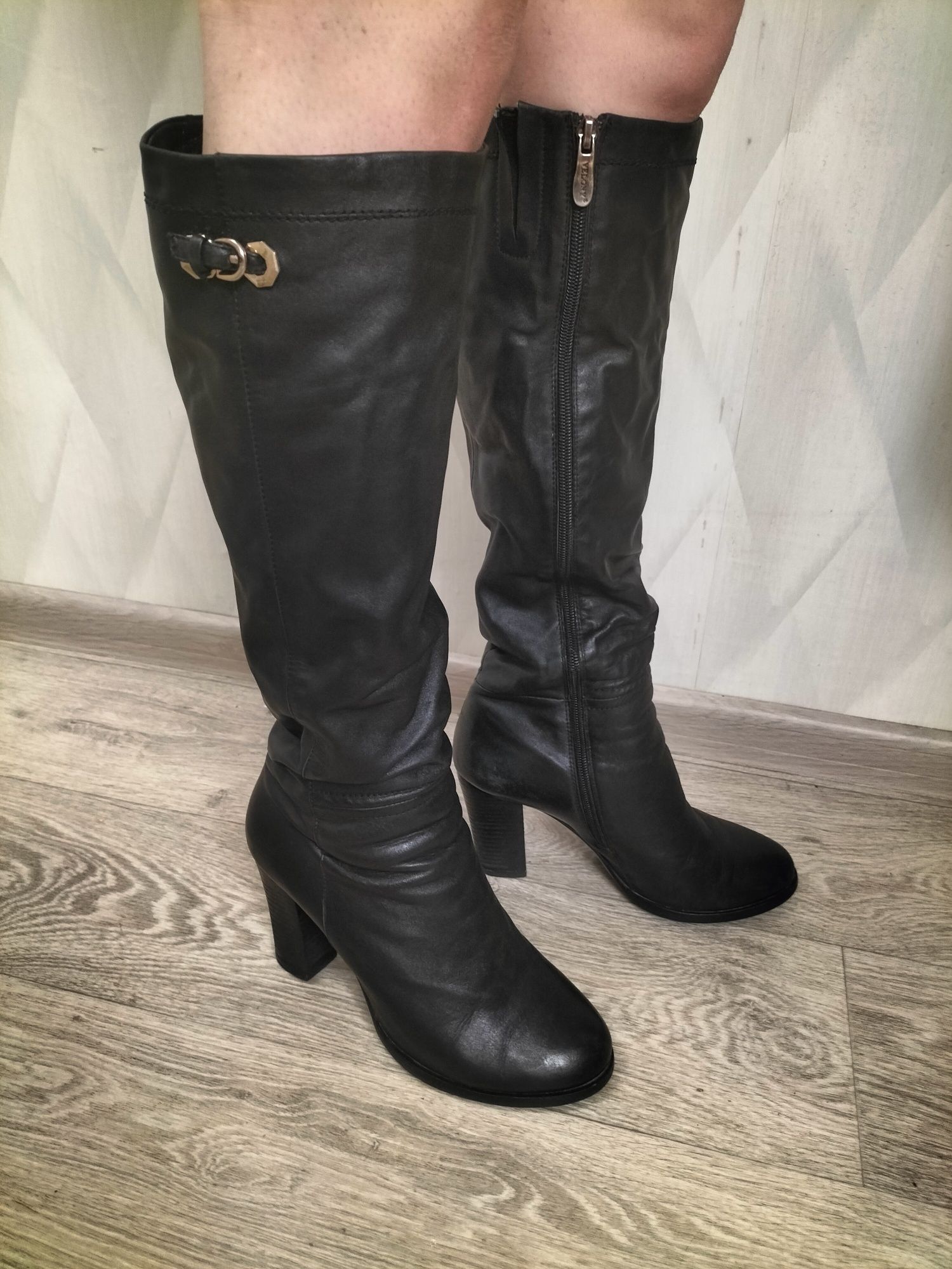 Продам зимние кожаные сапоги 39 р