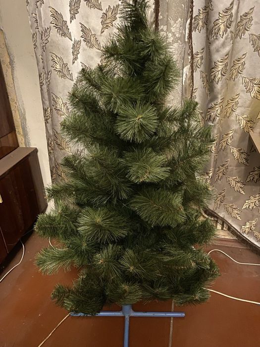Продаётся искусственная ёлка.