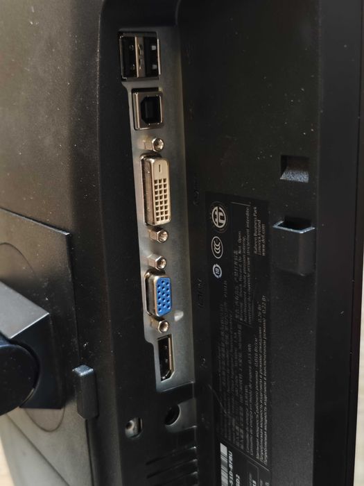 Monitor Dell 19 cali  (DP, VGA, DVI, USB)