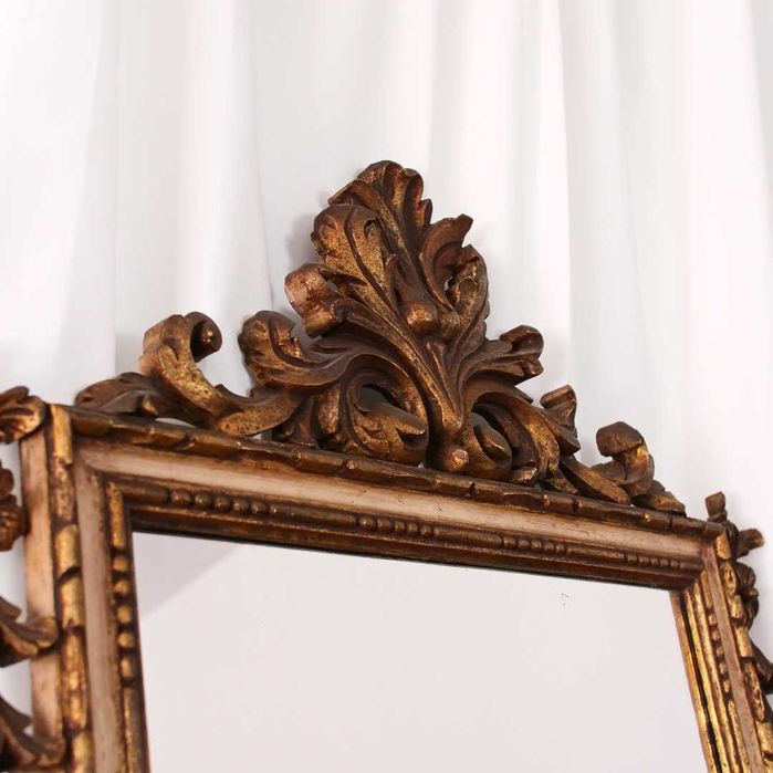 Credência ao gosto barroco em madeira talhada e dourada