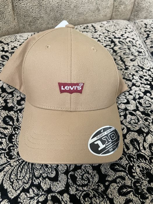 Кепка Levis.