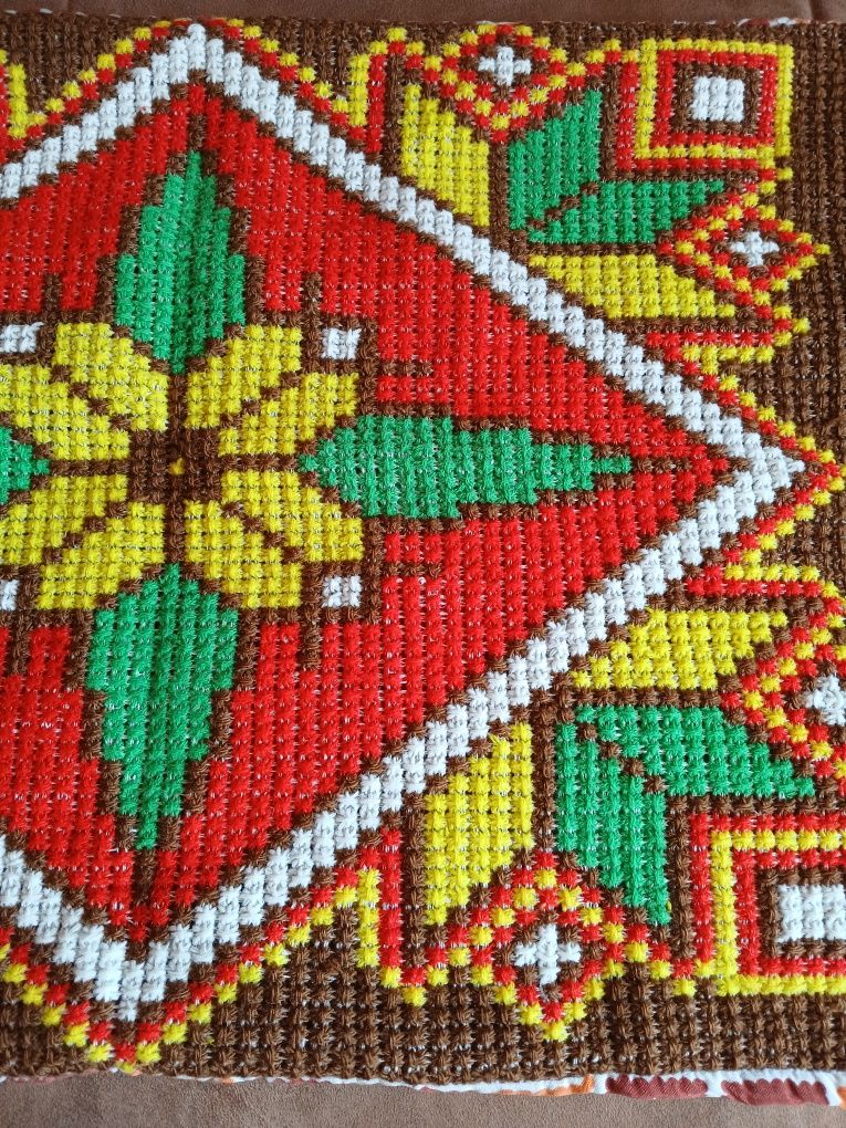 Poduszka hand made haft krzyżykowy