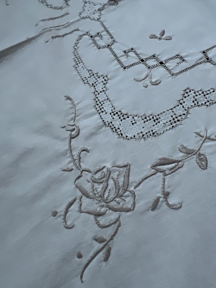 Obrus szydelkowy haftowany z koronkami do prywatnych kolekcji