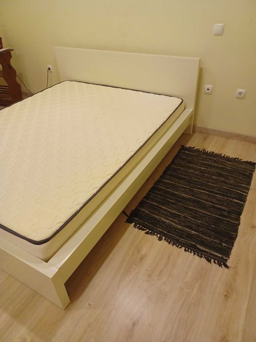 Vendo Cama Ikea usada, com  colchão novo medidas 2metros × 1,60 metros