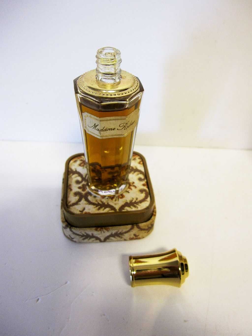 frasco de perfume francês vintage "Madame Rochas" com perfume