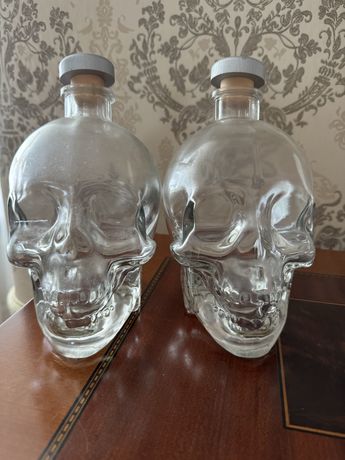 Бутылка в форме черепа.