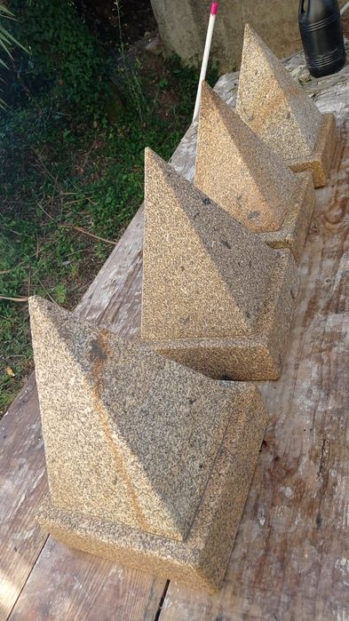 Topos (pirâmide) em pedra Ponte de Lima