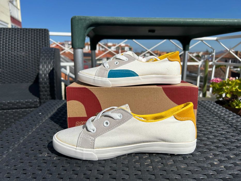 Tênis de Mulher com detalhes amarelos e azuis