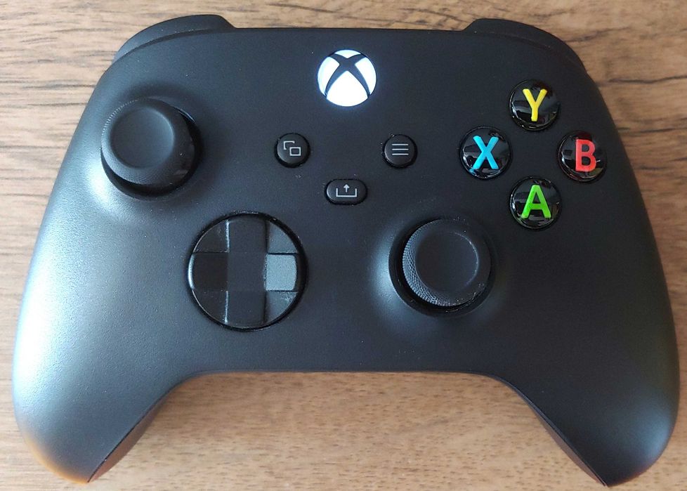 Konsola Xbox series X z grą Cyberpunk 2077