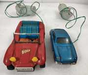 2 carrinhos de metal com comando a pilhas - Made in Japan