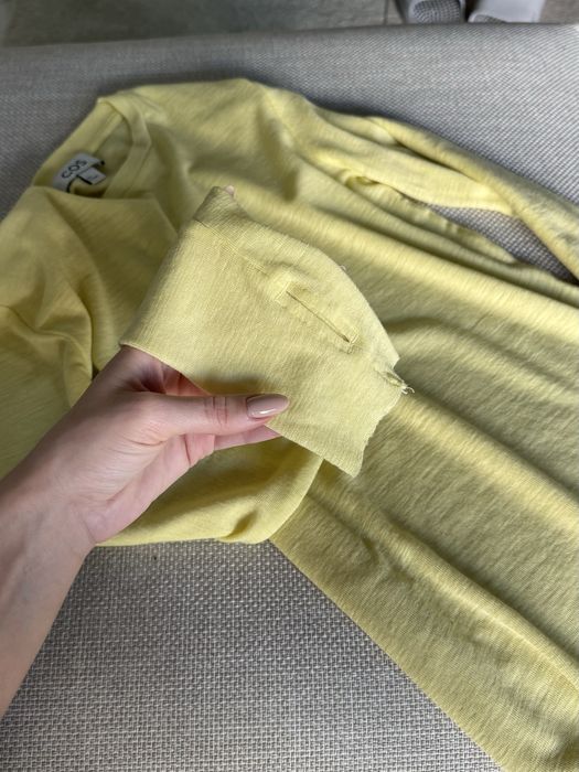 Вовняний лонгслів COS S жовтого кольору