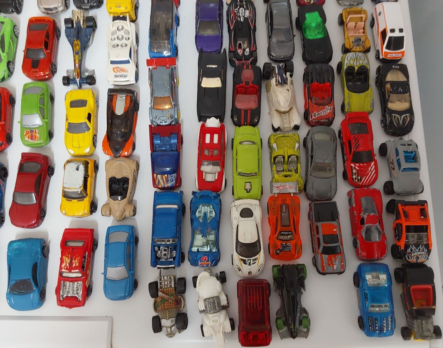 CARROS E MOTAS COLEÇÃO MINIATURAS.Casa,Criança,Colecionar,Sala,Quarto.