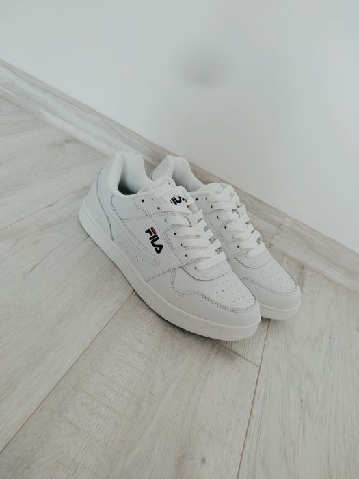 Białe sneakersy ze skóry naturalnej Fila roz 39