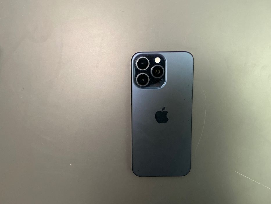 iPhone 15 Pro Max 256GB - pasek jasnych pikseli