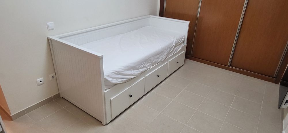 Cama individual/dupla,IKEA,  com 3 gavetas, com 2 colchões incluídos.