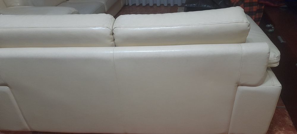 Dois  Sofás cor creme imitação pele