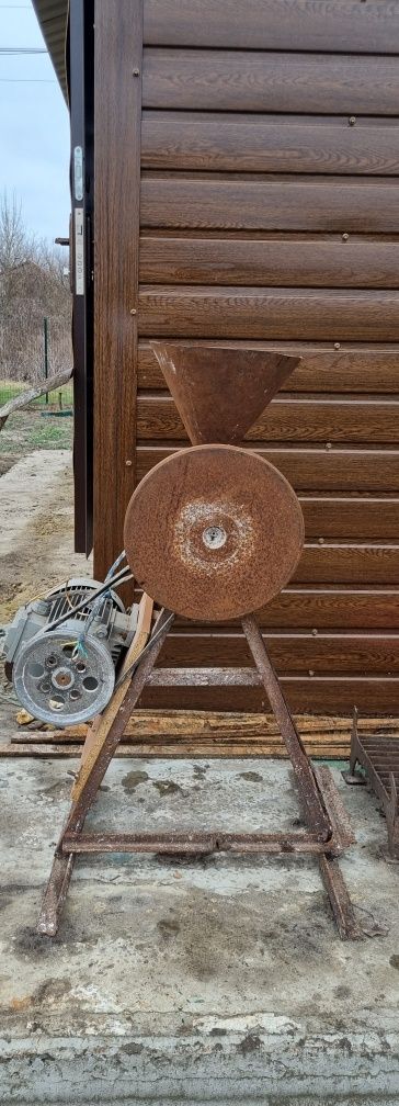Продам млин для подрібнення зерна