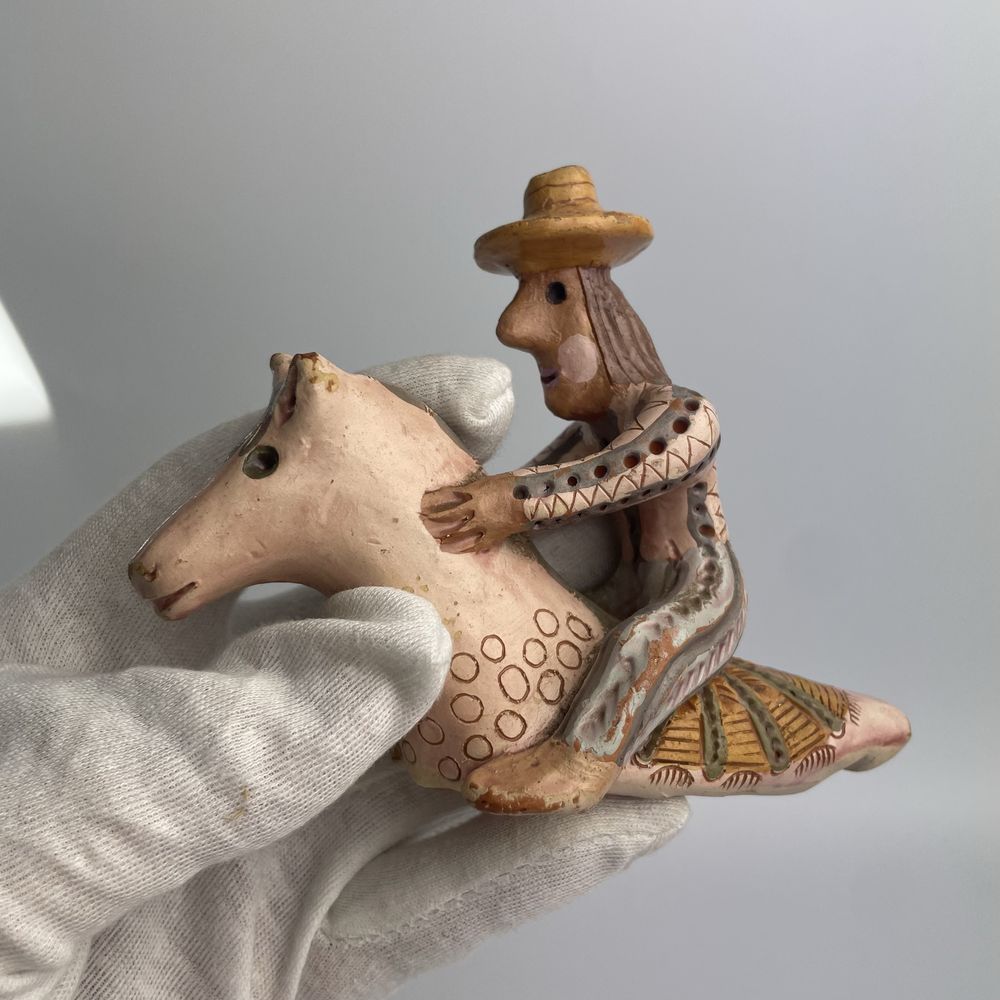 Ceramiczny ludowy gwizdek okaryna świstawka jeździec ręcznie wykonana