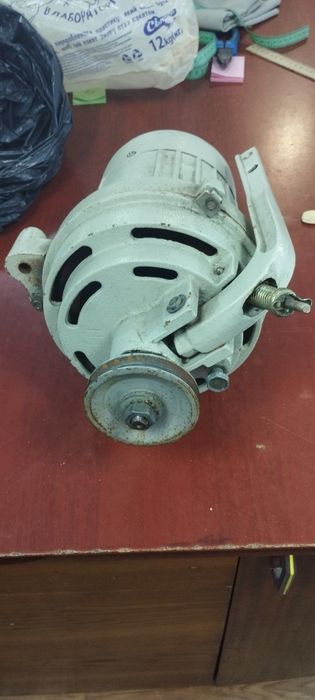 Двигун від швейної машинки в робочому стані