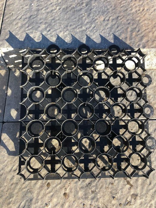 Geokratka, kratka trawnikowa, kratka ażurowa.