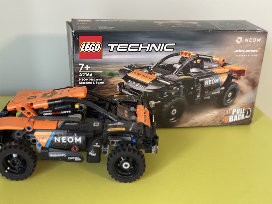 LEGO Technic Автомобіль для перегонів NEOM McLaren