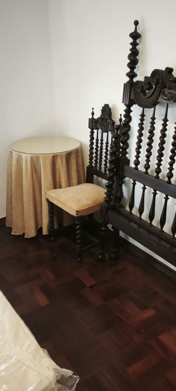 Moveis antigos / Camas antigas