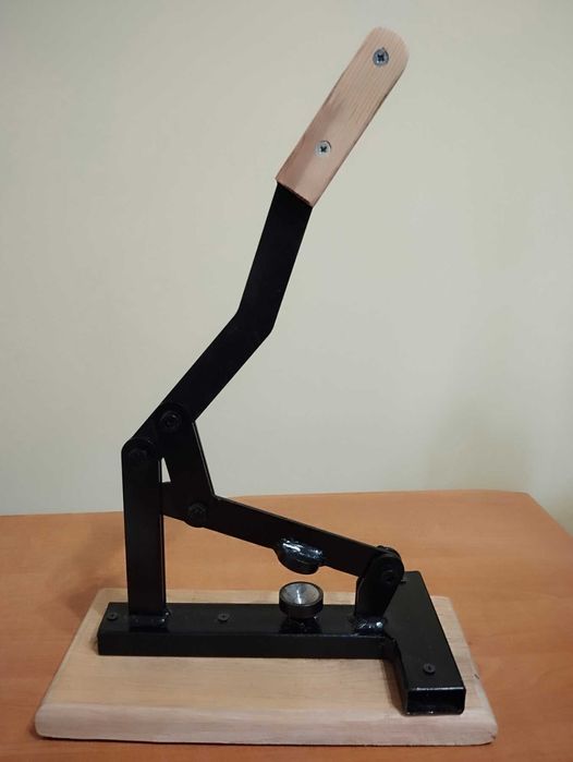 Металевий горіхокол (горіходавка) з дерев'яною ручкою