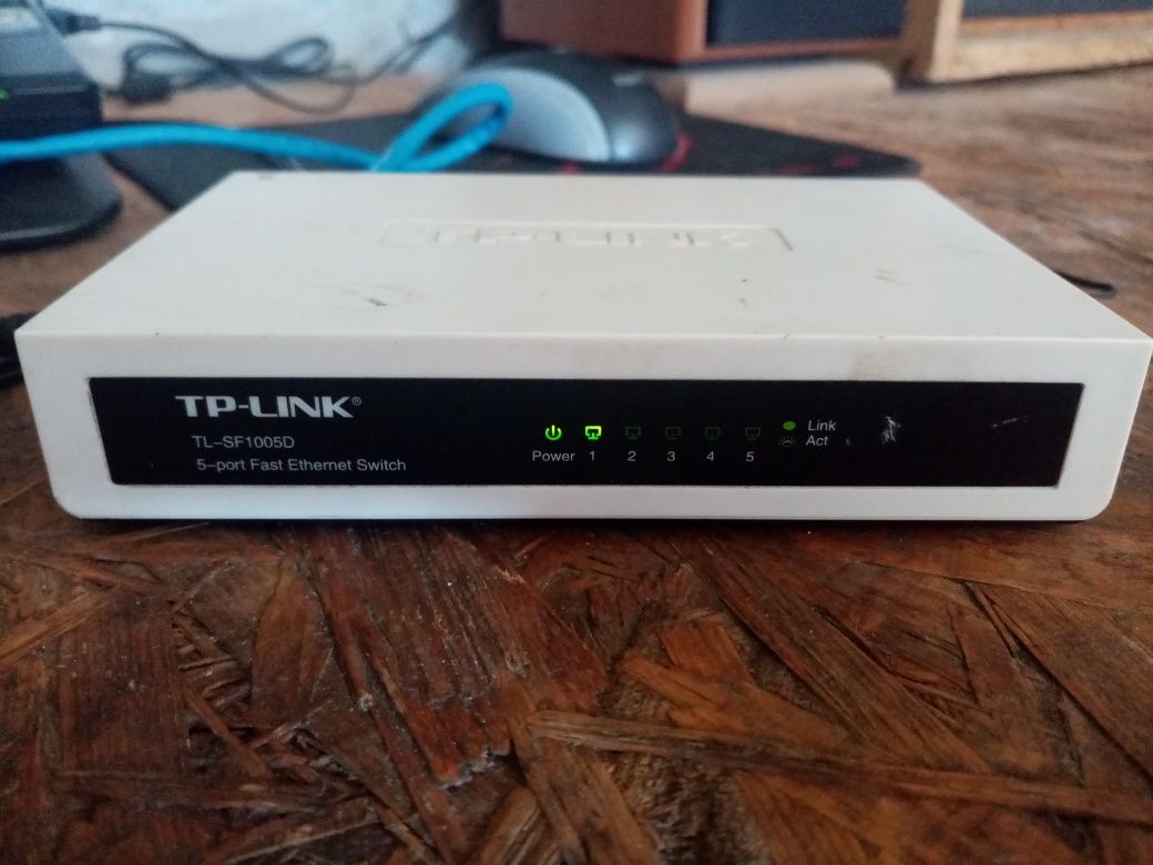 Комутатор мережевий TP-LINK TL-SF1005D+Маршрутізатор D-LINK DSL-2540U