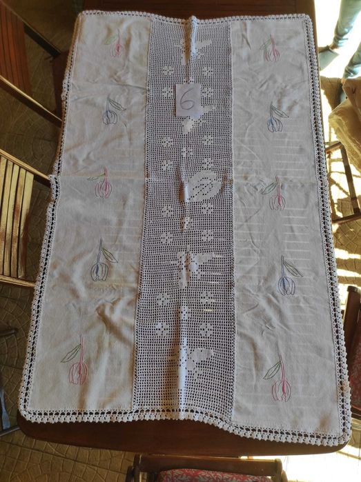 Toalhas, colchas e almofadas de linho rendadas à mão