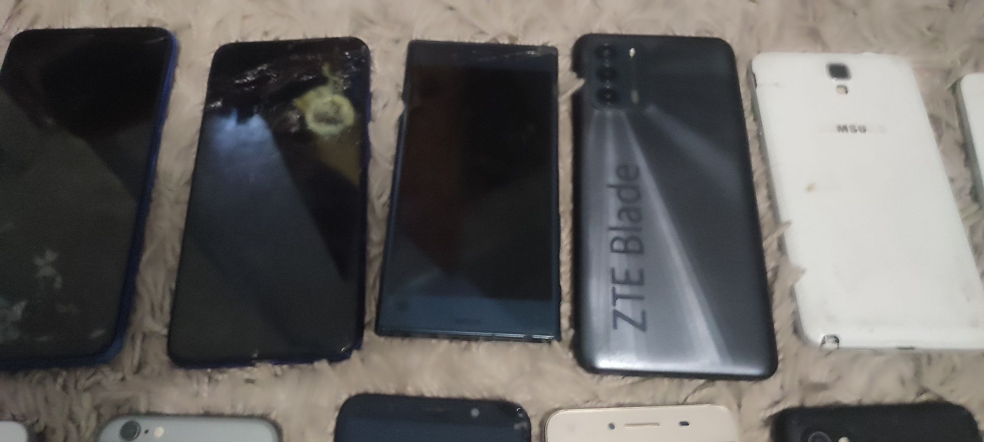 Продам лот телефонов.
