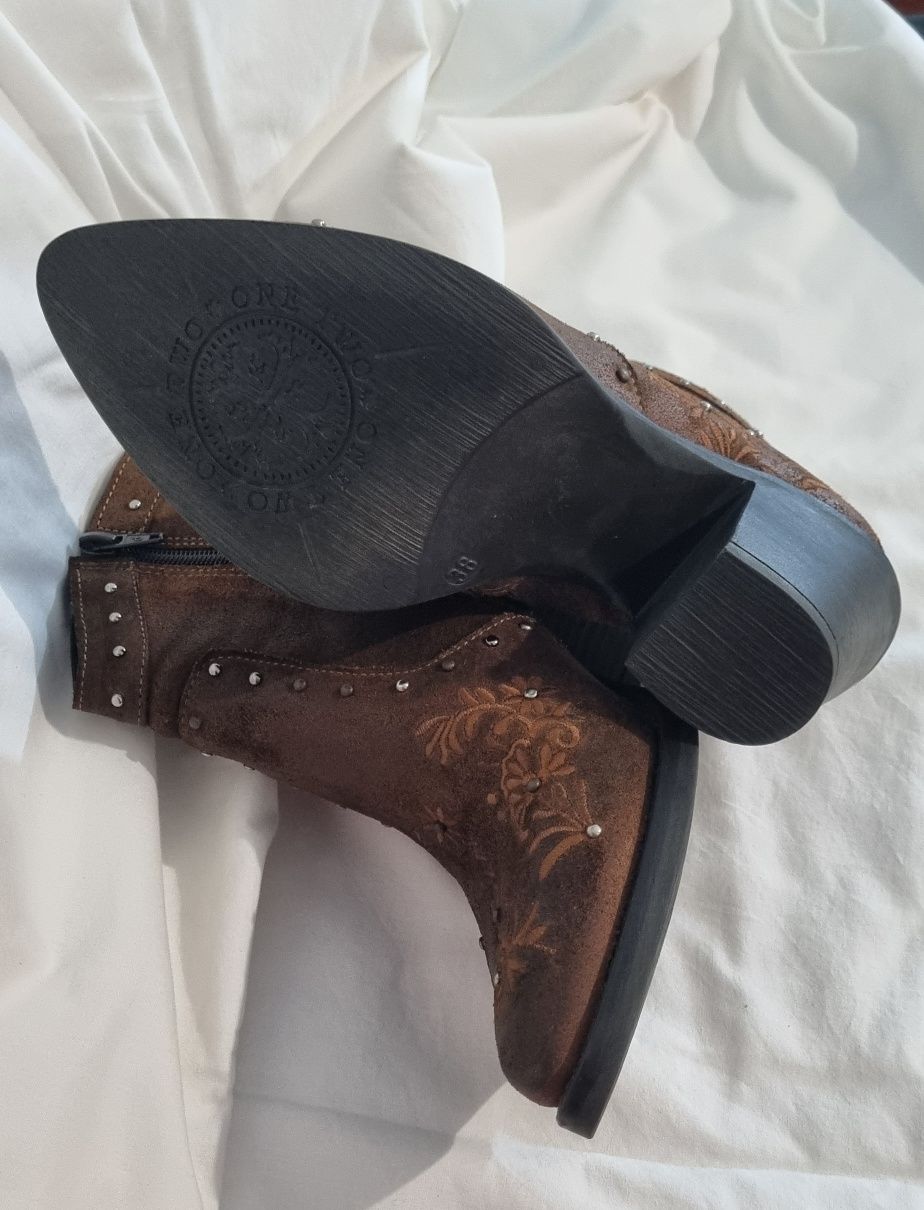 Botas de cano curto em pele