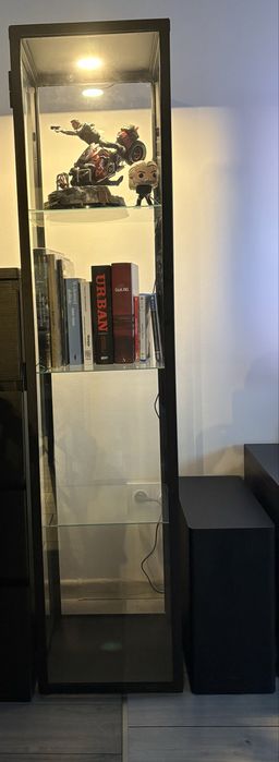 IKEA BLÅLIDEN / STRIMSÄV – witryna szklana z oświetleniem, czarny