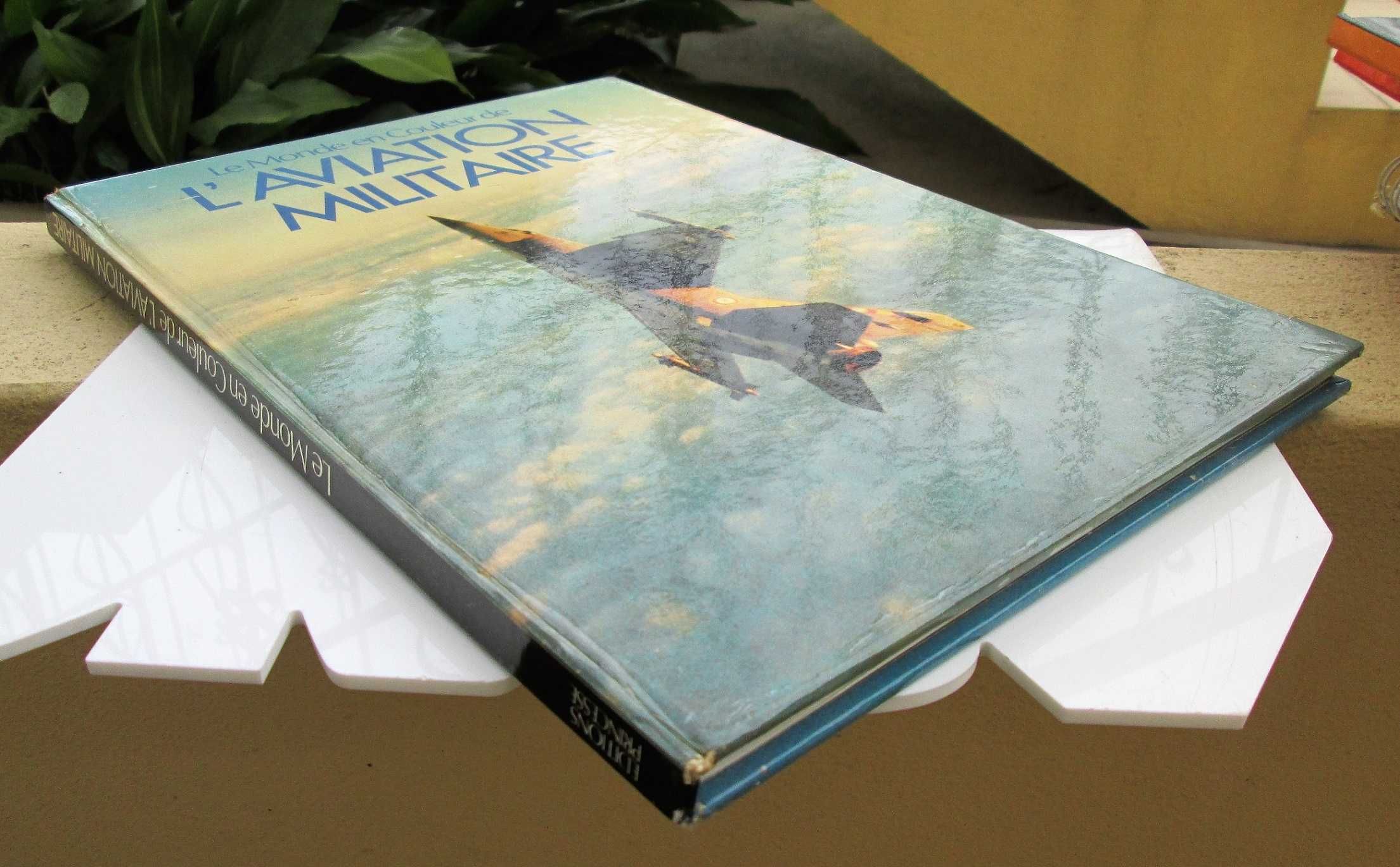 Livro le monde em couleur de l'aviation militaire 1981