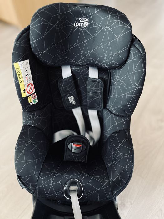 Fotelik samochodowy Britax Romer Dualfix M-isize Crystal Black