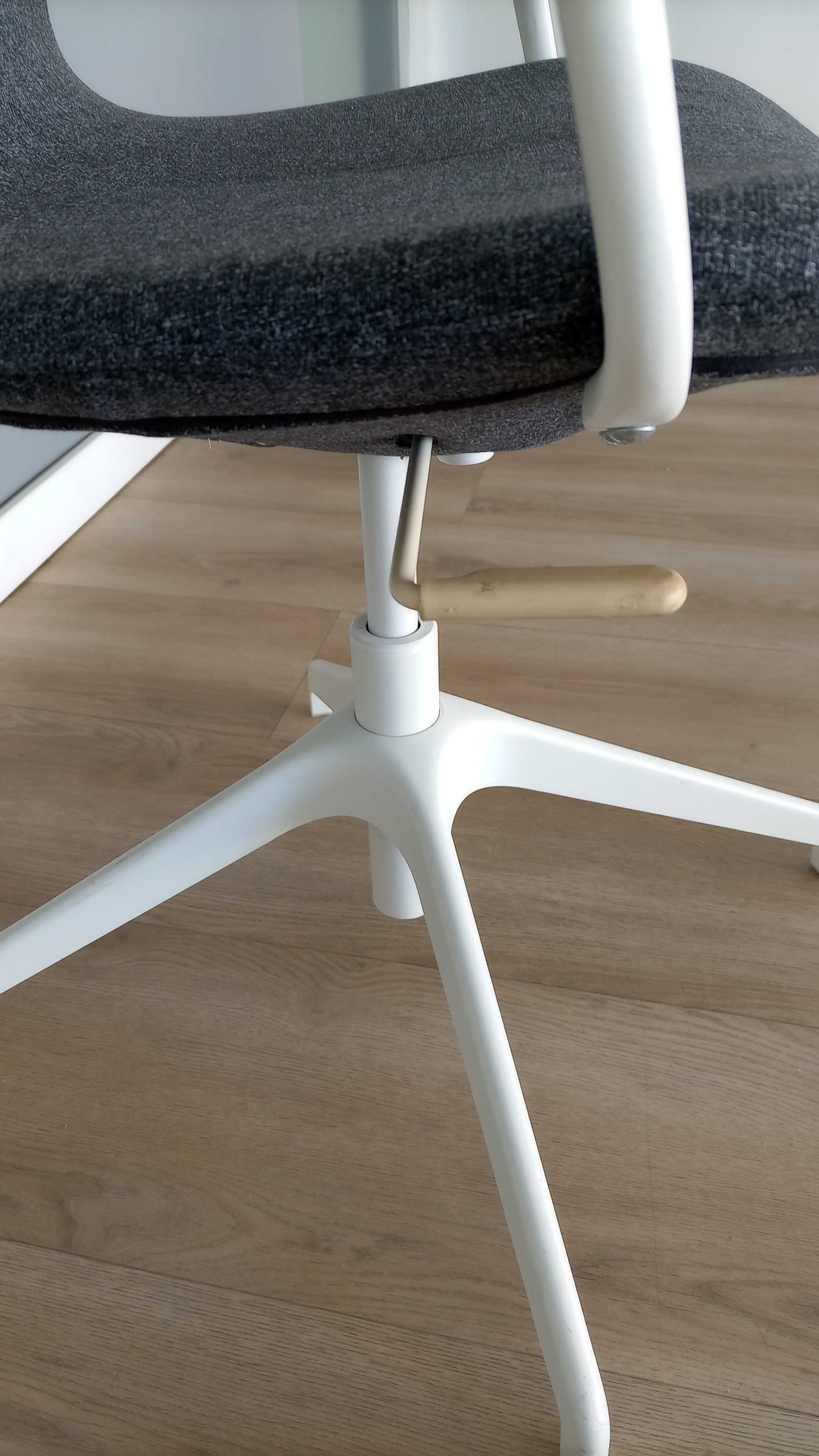 Cadeira Giratória com braços, Modelo Langfjall do IKEA - Ótimo estado