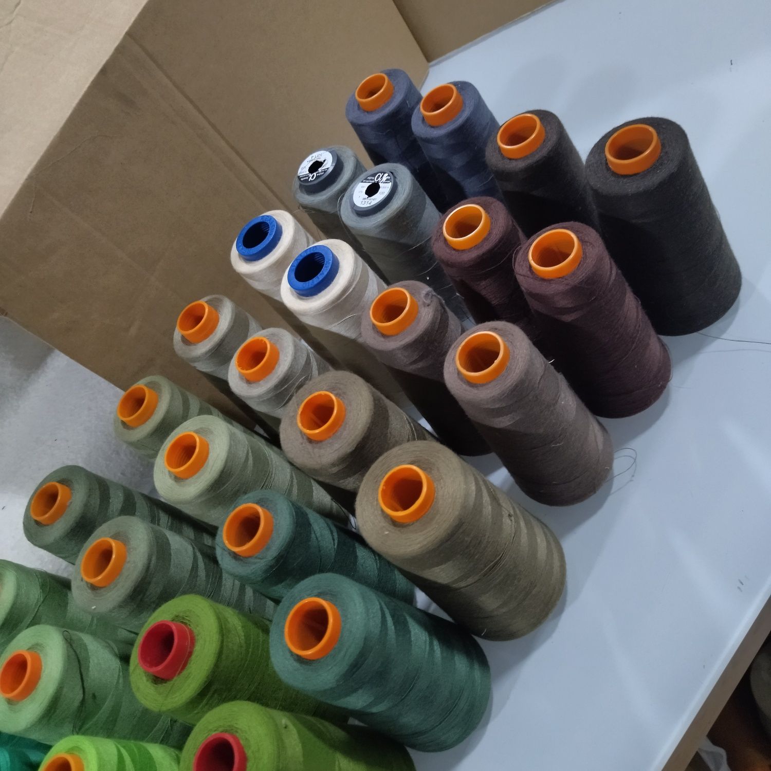 80 cones de linhas de costura bem cheios ( 40 cores x2 cones por cor)