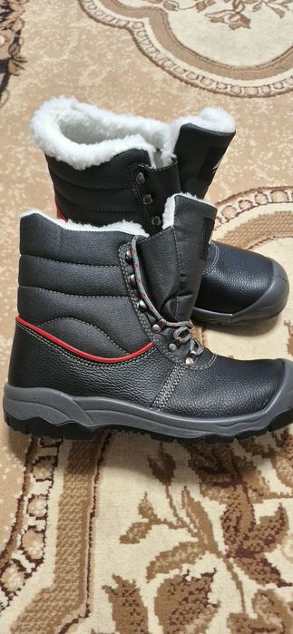 Продаю новые зимние  ботинки  спец обувь 43размер