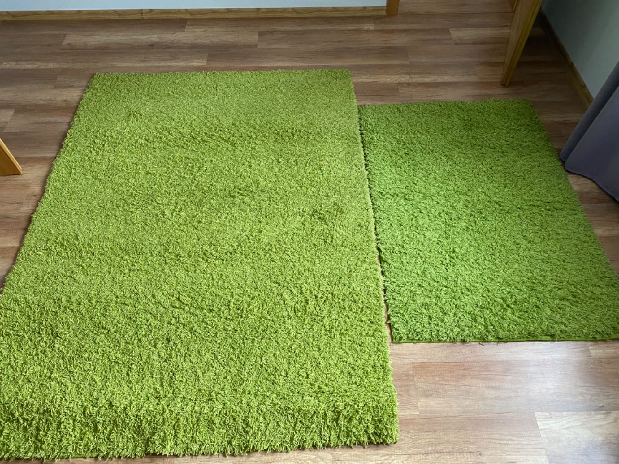 Dwa dywany shaggy zielone