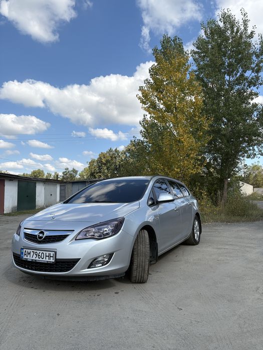 Опель астра J 2012 року