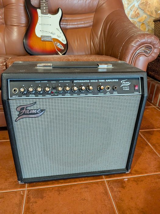 Guitarra Eléctrica Fender Stratocaster Made In USA + Amplicador FAME