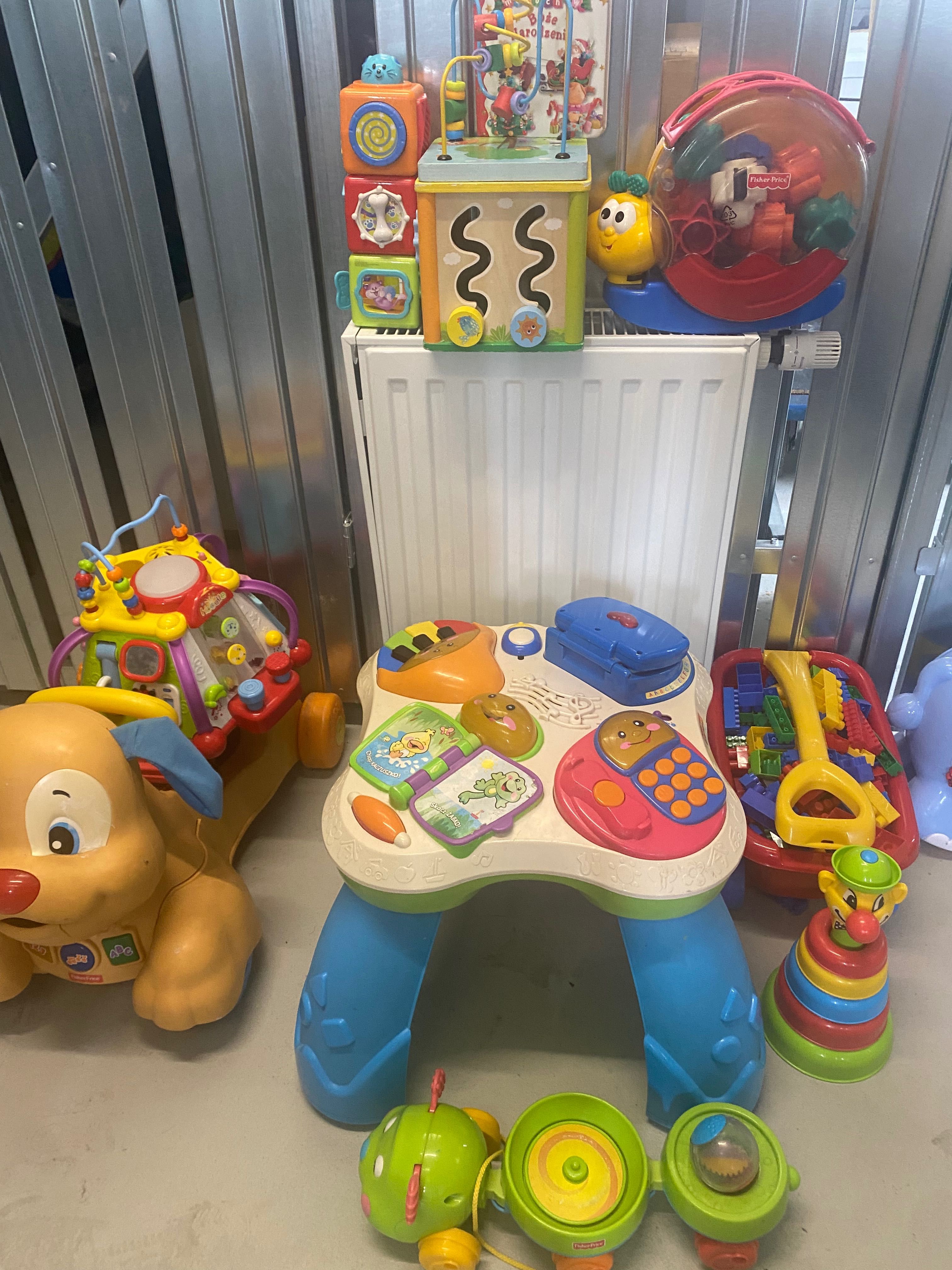 Piesek, stolik fisher price  i inne interaktywne zabawki