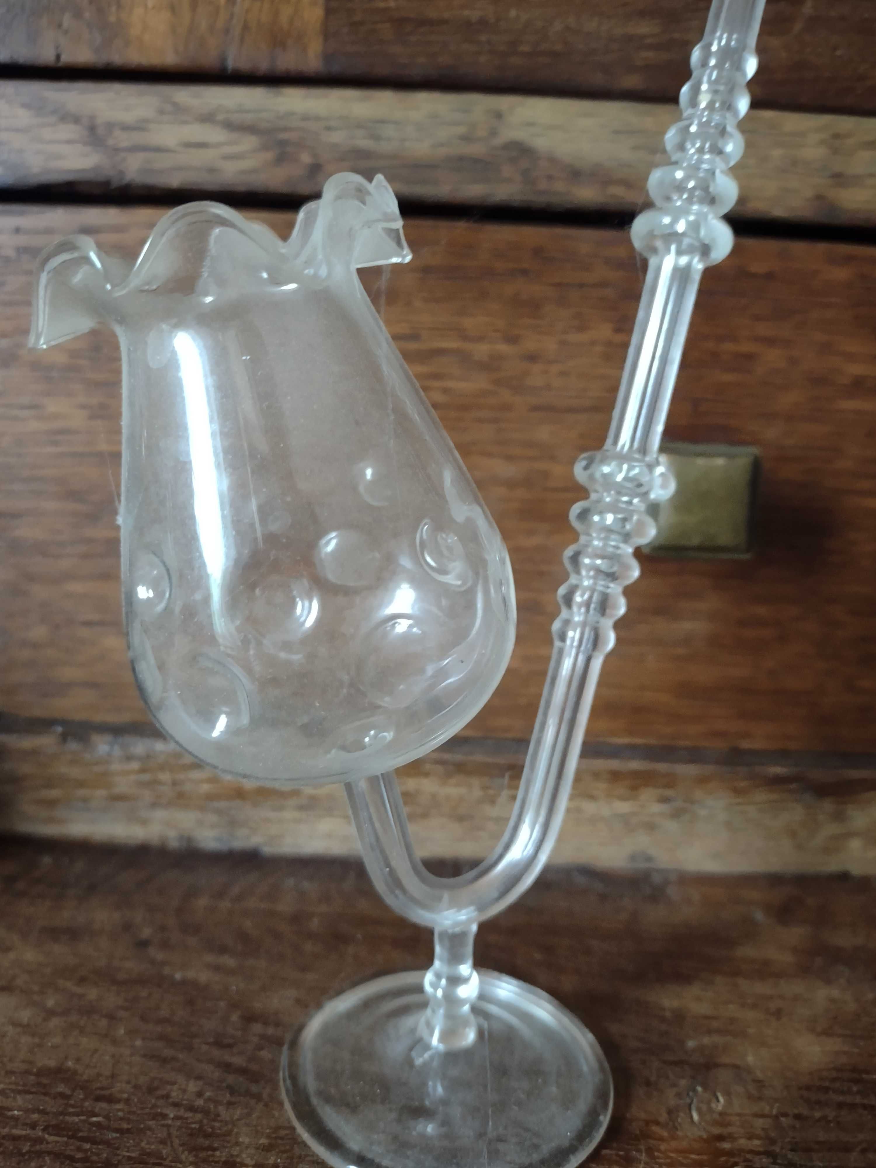 Stary szklany kieliszek - fajka do sączenia alkoholu