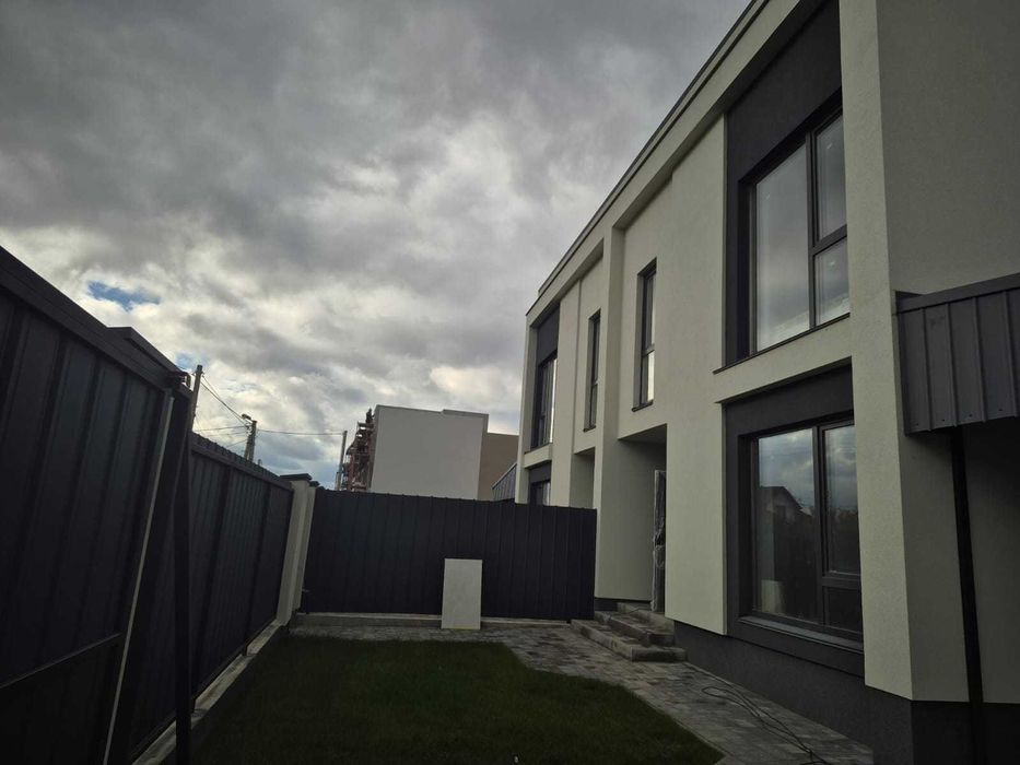 Таунхауз поруч з парком Олександрія