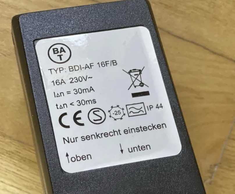 Zewnętrzny adapter do gniazda z RCD wyłącznik automatyczny