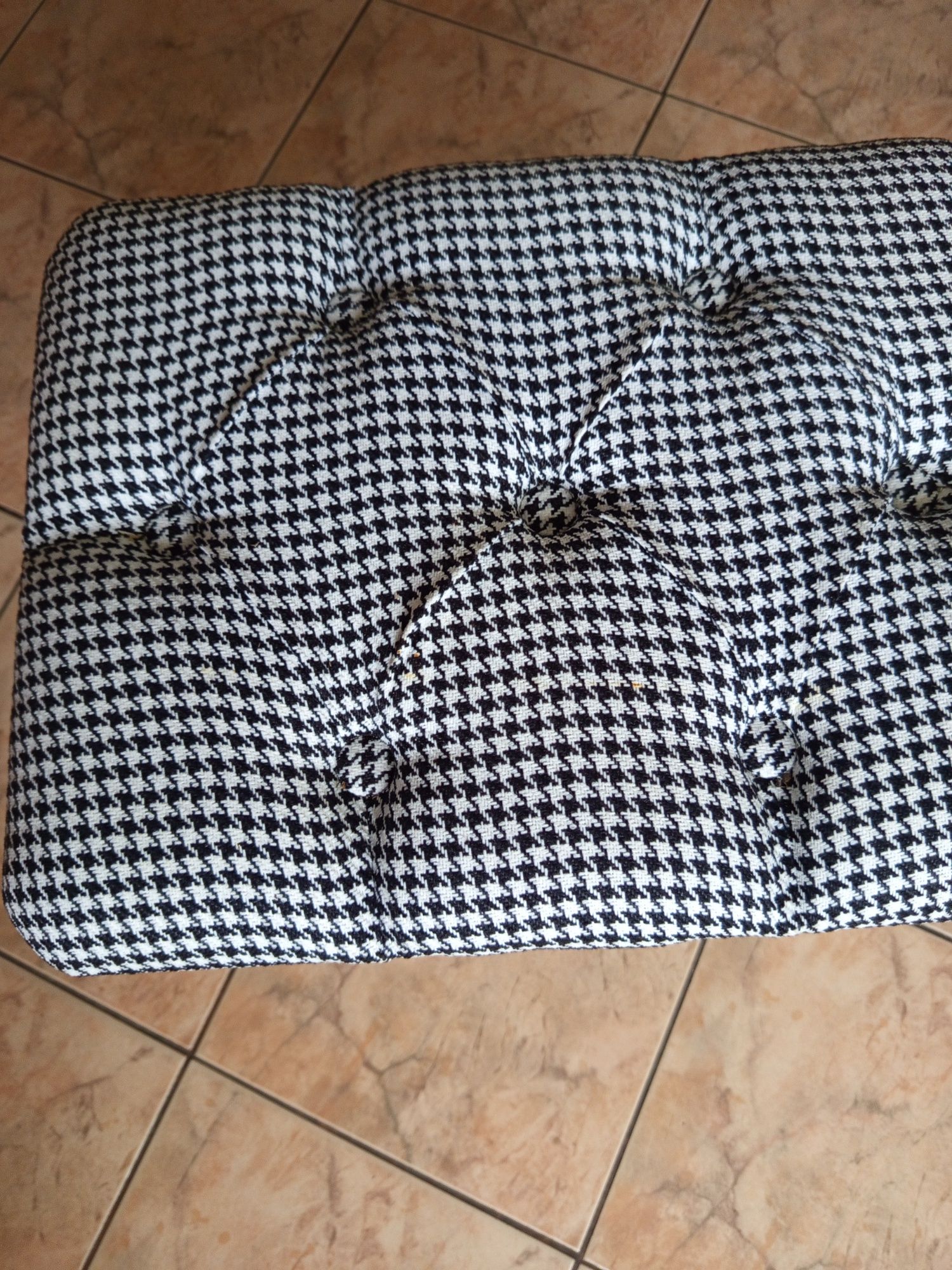 Nowy taboret tapicerowany